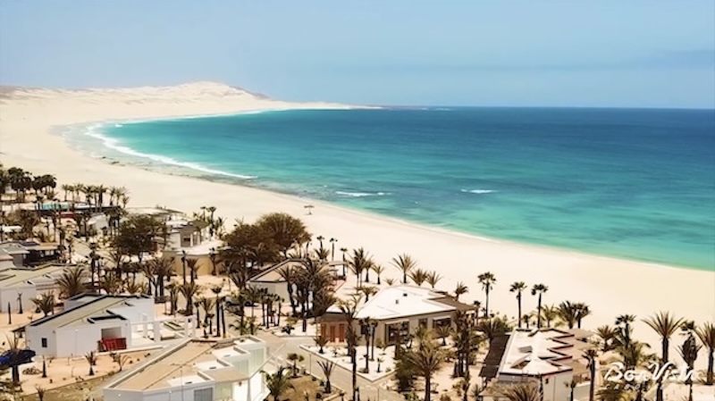 Casa Caretta is located in the only and exclusive residential area of Boa Vista,
							Parque das Dunas, in the well-known Praia de Chaves just steps away from the turquoise
							waters of the Atlantic, 15 mins from Sal Rei village and 10 mins from the
							airport.